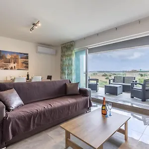 3 Bedroom - Walking Distance From Airport Appartamento